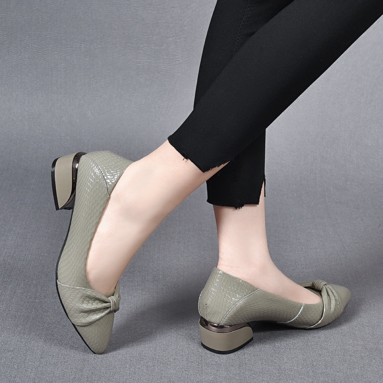 🔥Hot Sale 50% OFF🔥2023 Pure Cowhide Thick Heel Snake Pattern Low-Cut Pointed-Toe Women's Shoes