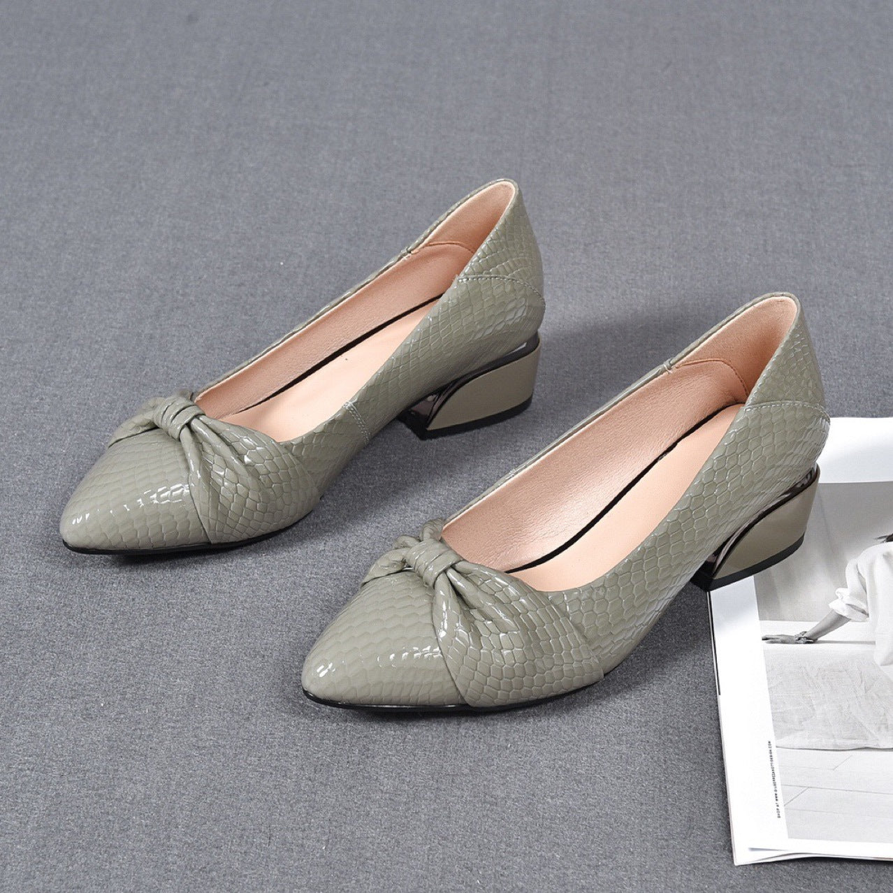 🔥Hot Sale 50% OFF🔥2023 Pure Cowhide Thick Heel Snake Pattern Low-Cut Pointed-Toe Women's Shoes