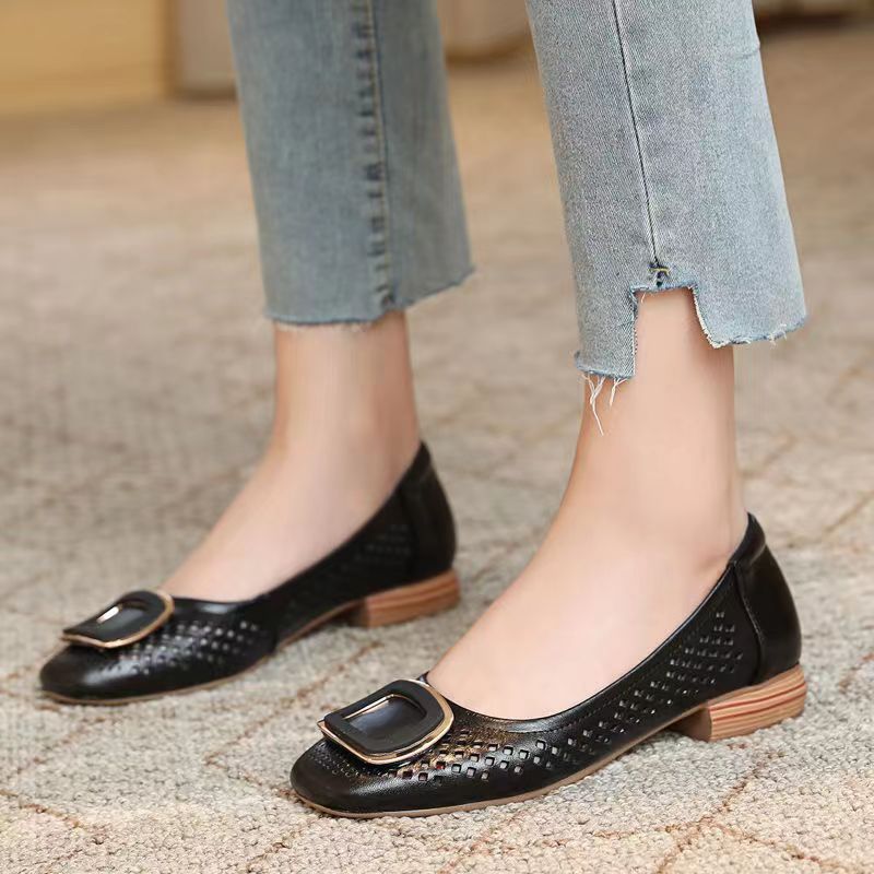 Pantofi cu găuri Sandale de damă Noua vară cu toc gros Pantofi mici din piele Pantofi pentru mamă scobiți la modă Pantofi de damă decoltat cu fundul moale