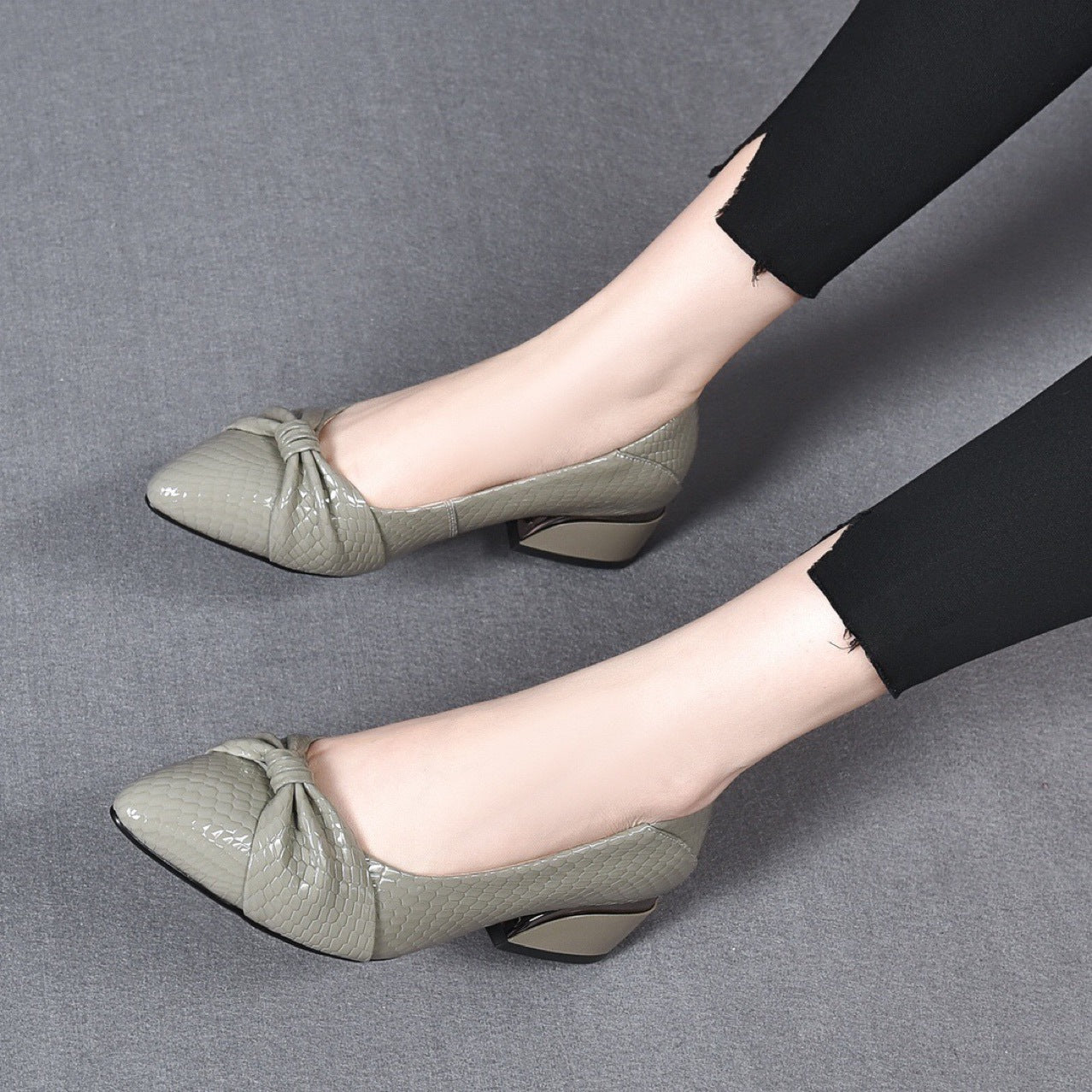 🔥Hot Sale 50% OFF🔥2023 Pure Cowhide Thick Heel Snake Pattern Low-Cut Pointed-Toe Women's Shoes