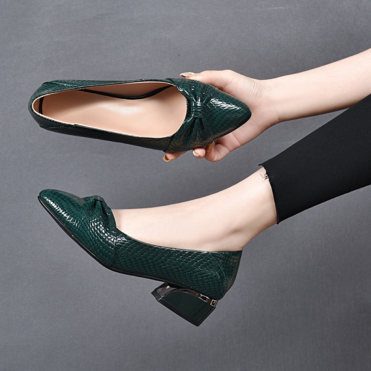 🔥Hot Sale 50% OFF🔥2023 Pure Cowhide Thick Heel Snake Pattern Low-Cut Pointed-Toe Women's Shoes